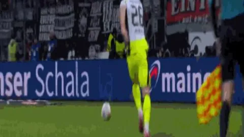 王楚钦以3比1战胜樊振东挺进乒超男团半决赛——据新华社微博公布